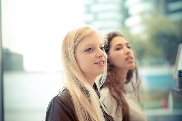 blondynka i brunetka piękne stylowe młode kobiety