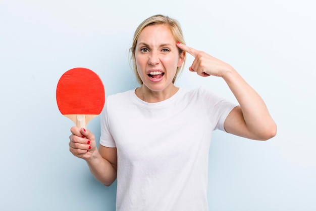 Blondynka ładna kobieta ping pong i koncepcja sportu