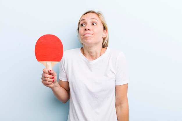 Blondynka ładna kobieta ping pong i koncepcja sportu