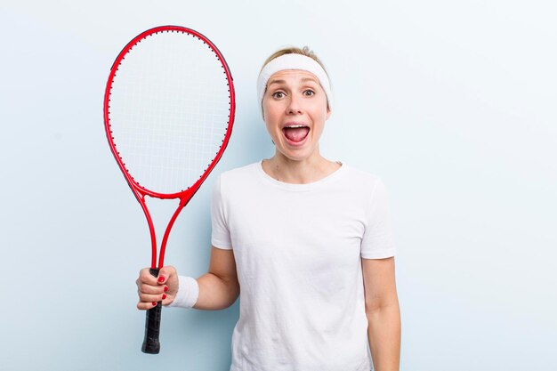 Blondynka ładna kobieta uprawiania tenisa sportowego