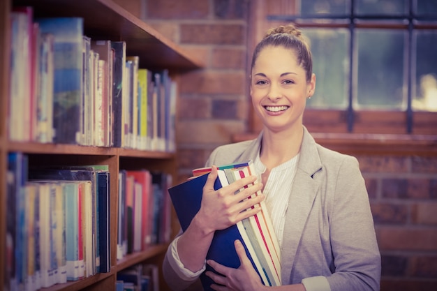 Blondynka Nauczyciela Mienia Książki W Bibliotece