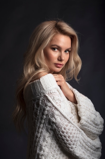 Blondynka, portret młodej dziewczyny