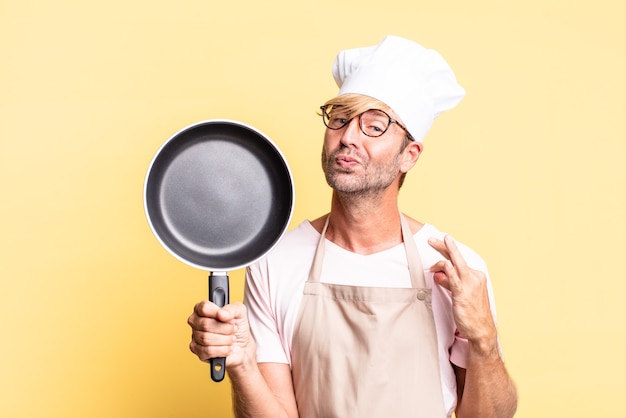 Blondynka przystojny kucharz dorosły mężczyzna trzyma patelnię