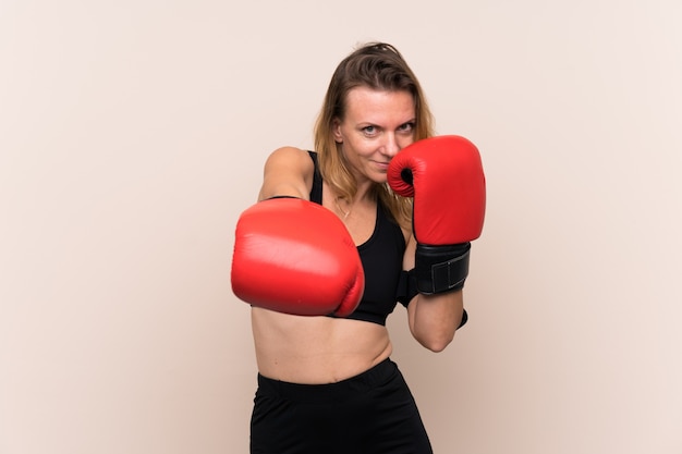 Blondynka sport kobieta z rękawice bokserskie