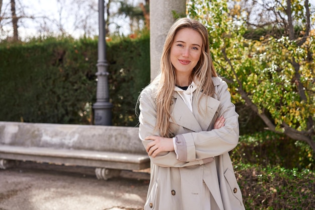 Blondynka Uśmiecha Się W Parku, Ciesząc Się Przerwą Psychiczną