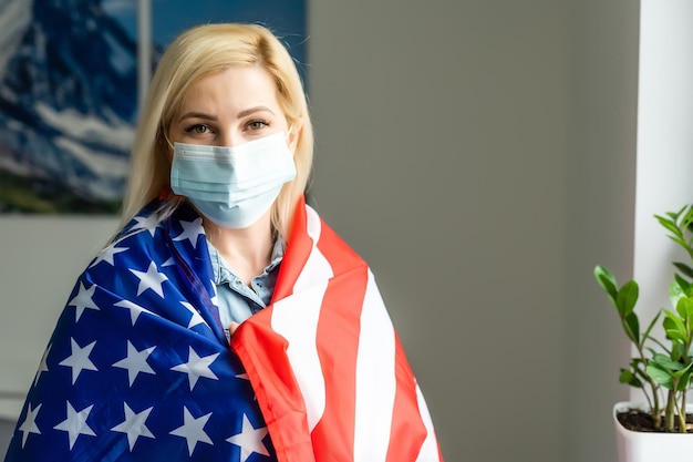 Zdjęcie blondynka w maskę z flagą usa.