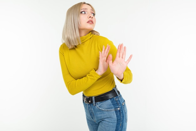 Blondynka w obcisłej cytrynowej bluzce i dżinsach