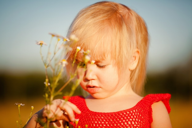 Blondynka w polu z kwiatami