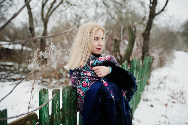 Blondynka z ręcznie haftowanym szalikiem postawionych w zimowy dzień. Chusteczka damska.