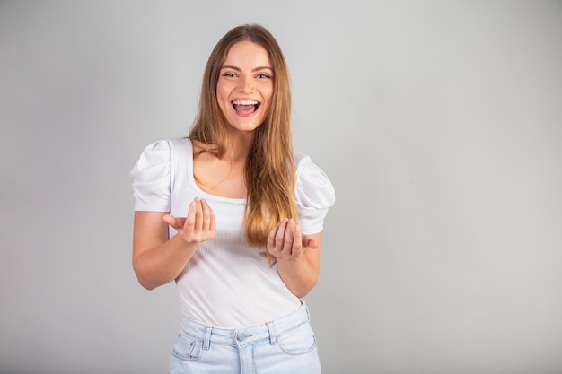 Blondynki brazylijska kobieta dzwoni z jej rękami