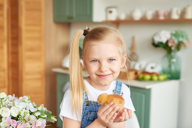 Blondynki Dziewczyna Z Easter Kurczakami W Provence Stylu Kuchni