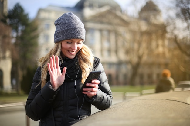 Blondynki kobieta sprawdza jej telefon