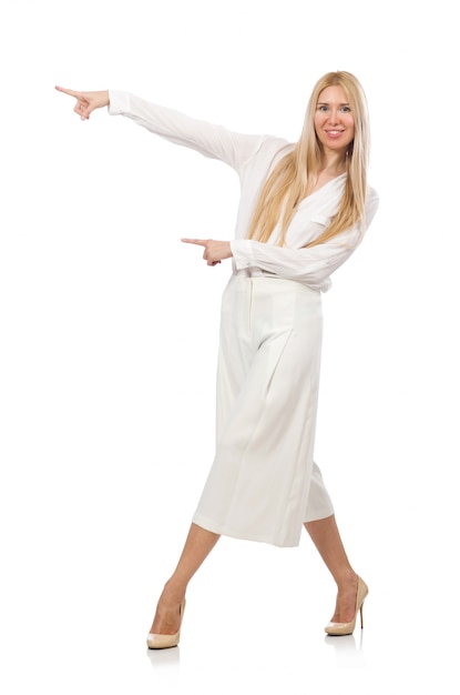 Blondynu model w eleganckich migoczących spodniach odizolowywających na bielu