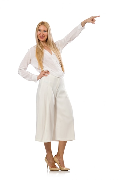 Blondynu model w eleganckich migoczących spodniach odizolowywających na bielu