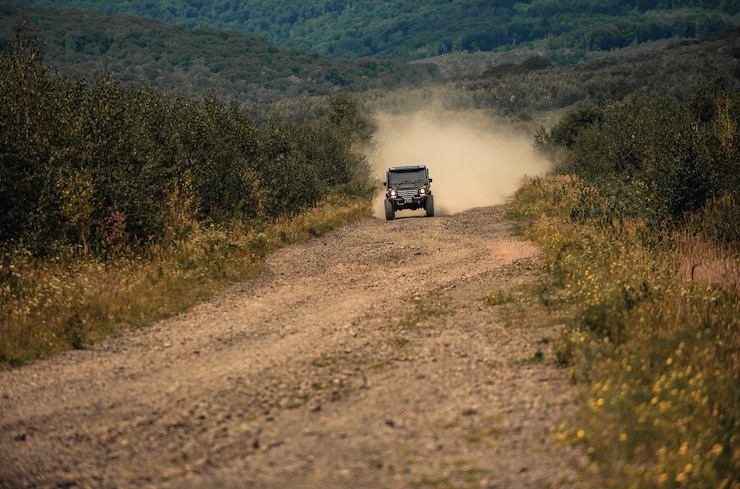 Zdjęcie błota i woda w wyścigach offroad ruch kół opon i offroad, który idzie w pył jeep przygodów na świeżym powietrzu opony w przygotowaniu do wyścigu