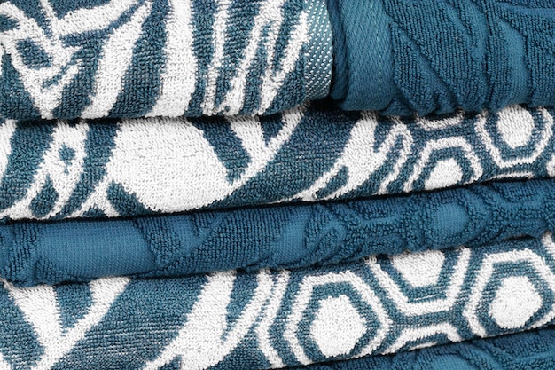 Blue and white folding ręczniki stack closeupobraz tle koncepcji usług hotelowych