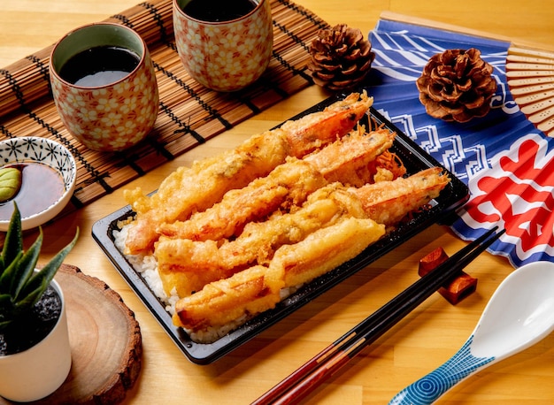 Zdjęcie blue diamond shrimp tempura rice podawany w naczyniu z czarną kawą bocznym widokiem na tajwańskie jedzenie