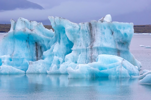 Blue Ice na brzegu laguny lodowej na Islandii