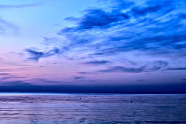 Blue Sunset na plaży nad Morzem Bałtyckim, Jurmala, Łotwa.