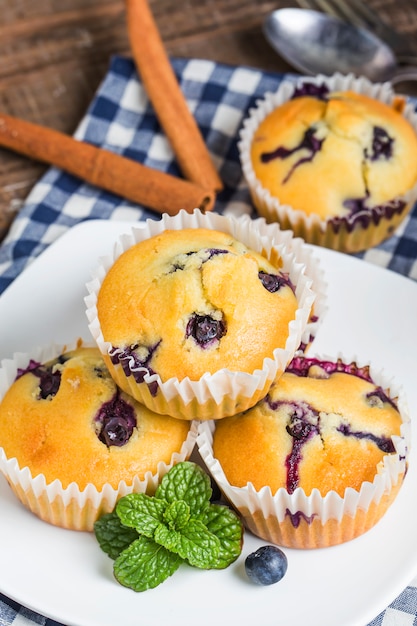 Blueberry muffins z cukrem pudrem i świeżymi owocami