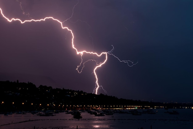 Zdjęcie błyskawica na nocnym niebie