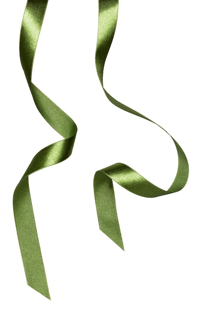 Błyszcząca satynowa wstążka w zielonym kolorze na białym tle z bliska