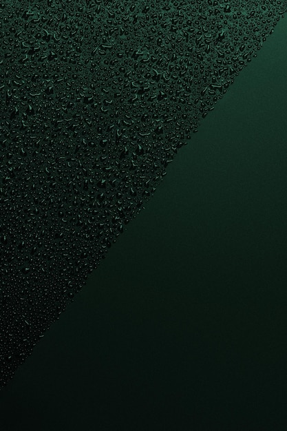 Błyszczące krople wody na czarnej powierzchni Zielony kolor tła Krople wody na czarnym Krople wody na czarnej powierzchni szklanej Widok tekstury z góry