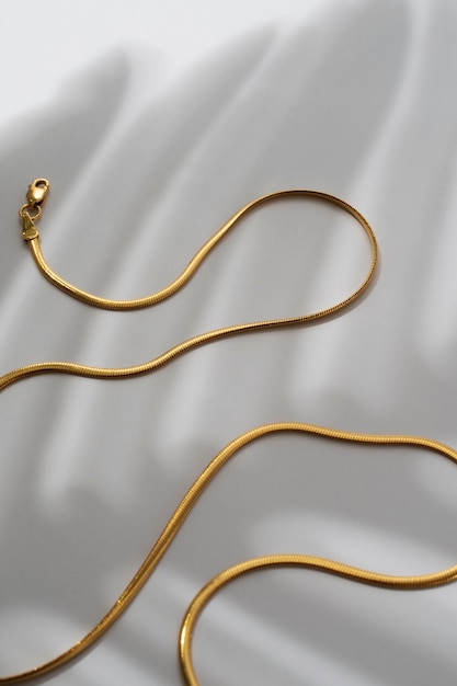 Zdjęcie błyszczący i elegancki złoty łańcuszek