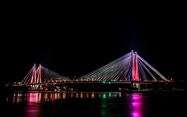 Błyszczący kolorowy most Jindo, wyspa Jindo, Korea Południowa.
