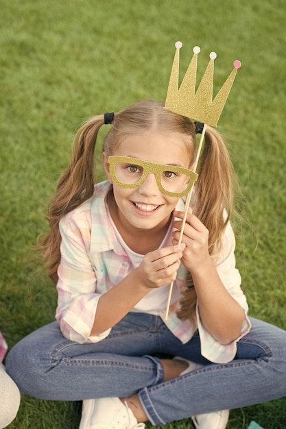 Bo jesteś tego warta Szczęśliwa dziewczyna nosi rekwizyt koronę i okulary Wielki szef Korona królowej piękności Korona imprezowa Koronowany symbol Karnawałowe akcesoria modowe Piękne od stóp do głów