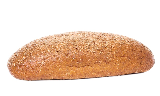 Bochenek całego chleba żytniego na białym tle