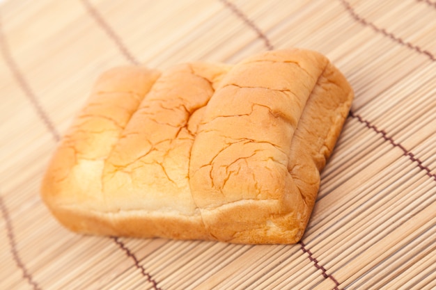 Bochenek chleb na drewnianym talerzu
