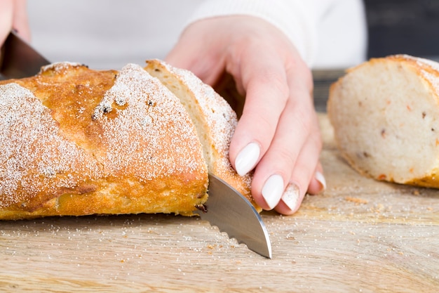 Bochenek chleba na desce do krojenia