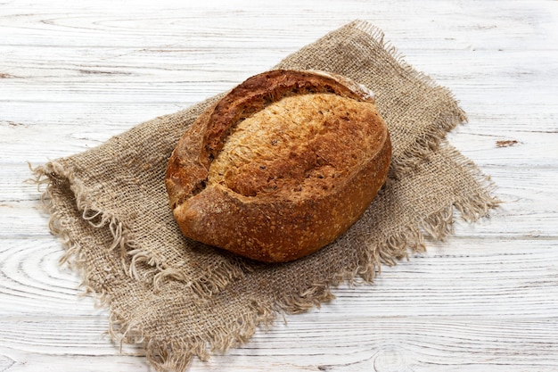 Bochenek chleba na powierzchni drewnianych, zbliżenie żywności