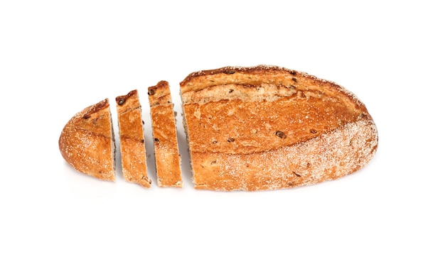 Bochenek chleba pełnoziarnistego z plastrami na białym tle
