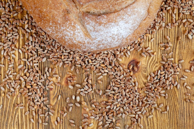 Bochenek chleba z mąki pszennej ze zbóż