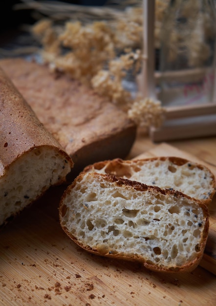 Bochenek chleba z napisem chleb