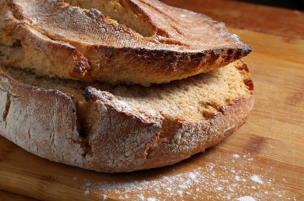 Bochenek chleba żytniego na drewnianym stole
