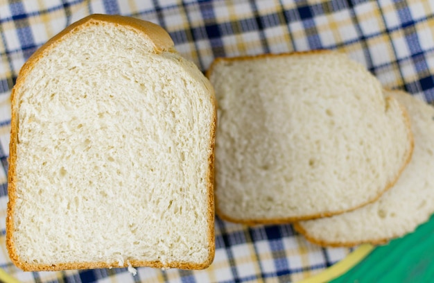 Bochenek domowego białego chleba