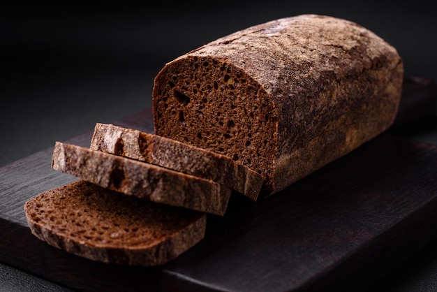 Bochenek świeżego chrupiącego brązowego chleba z ziarnami i nasionami