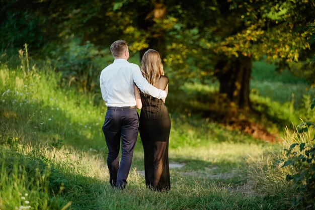 Boczny Widok Kochająca Młoda Para Stoi Blisko Wpólnie I Patrzeje W Odległość