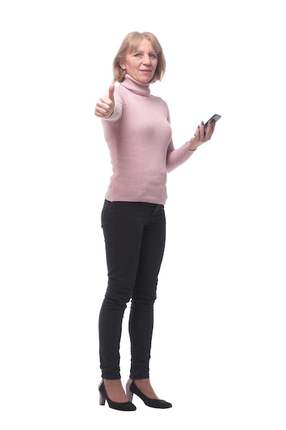 Zdjęcie boczny widok przypadkowej kobiety sms-y na jej telefonie odizolowywającym na białym tle