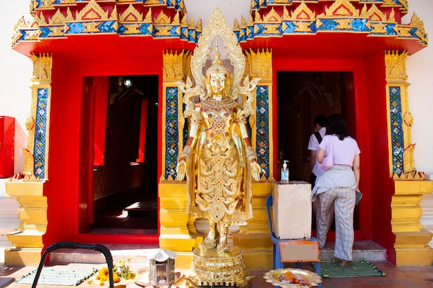 Zdjęcie bodhisattwa maitreya budda dla tajów i zagranicznych podróżników wizyta i szacunek modlący się ze świętą tajemnicą w świątyni wat song kusol 4 grudnia 2021 r. w phra nakhon si ayutthaya tajlandia