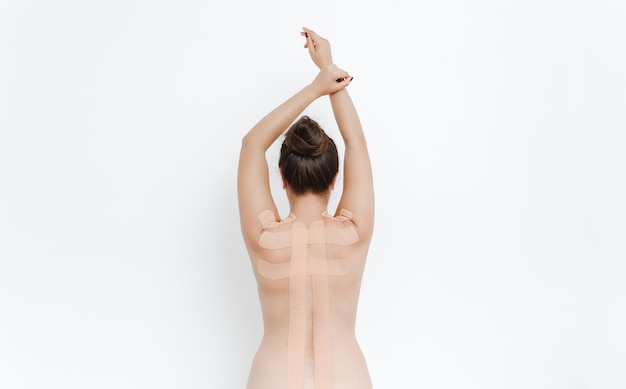 Body damskie z taśmą kinesio na plecach Kinesiology taping concept Białe tło