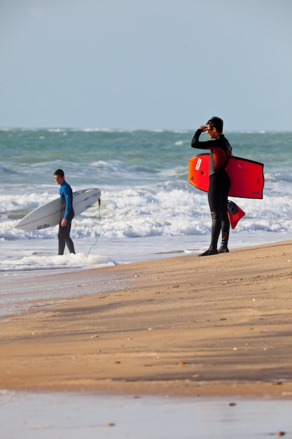 Bodyboader i surfer