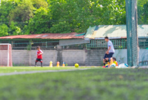 Boisko Do Piłki Nożnej Dla Dzieci Trenuje Zamazanego Dla Tła