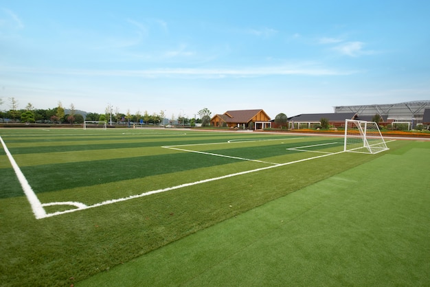 Zdjęcie boisko do piłki nożnej i domek są w parku