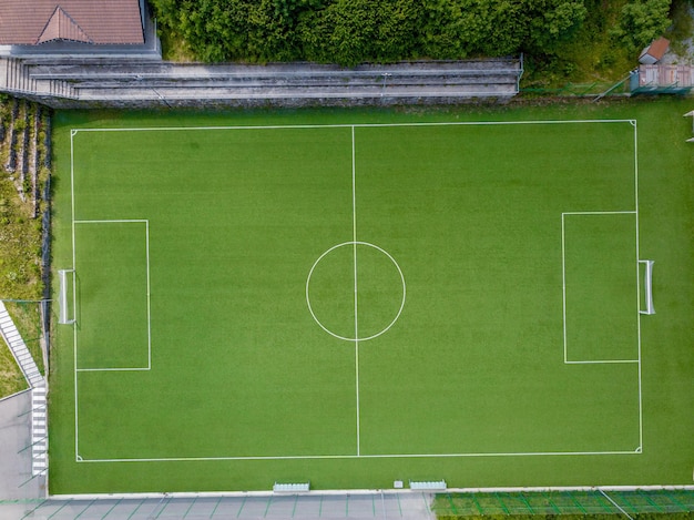 Zdjęcie boisko do piłki nożnej z trawą syntetyczną