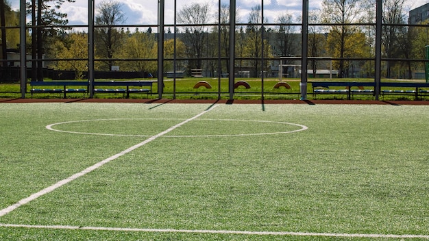 Zdjęcie boisko do piłki nożnej z zieloną trawą i bieżnią