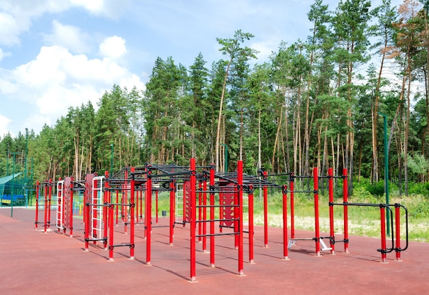 Zdjęcie boisko sportowe na świeżym powietrzu ze sprzętem do ćwiczeń na świeżym powietrzu w lesie.